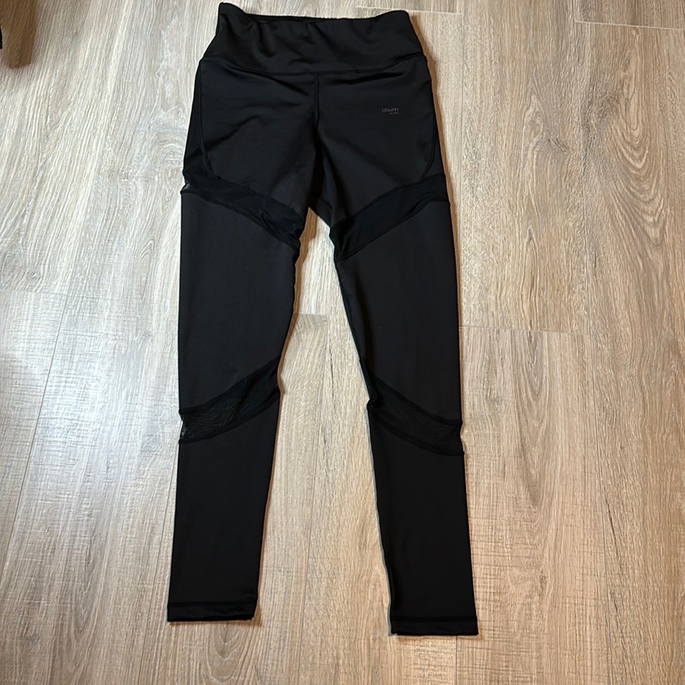 Woman’s size XL black leggings brand is Lilium